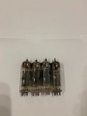 trois tubes à vide empilés les uns sur les autres sur une surface blanche