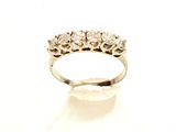 gros plan d'une bague en diamant sur une surface blanche