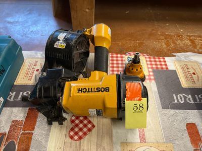 un ventilateur jaune et noir posé sur une nappe à carreaux