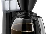 gros plan d'une cafetière sur fond blanc