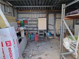 une photo d'un garage rempli d'objets