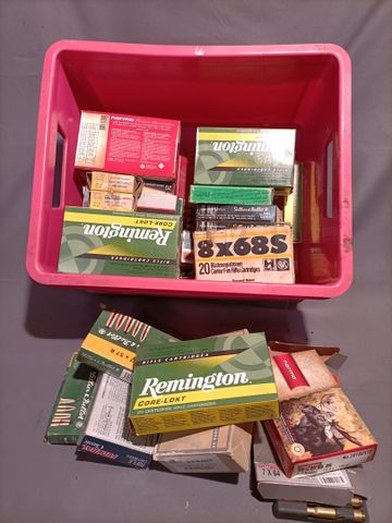 Catégorie C. Un lot de munitions à balles vrac et divers (7/64, 2
