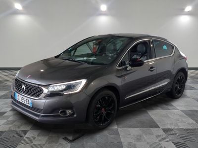 La nouvelle Citroën est garée dans un garage au sol carrelé