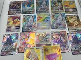 beaucoup de cartes Pokémon dans une boîte posée sur la table