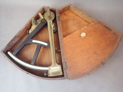 une vieille boîte en bois contenant un sexet