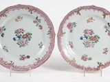 deux assiettes à motifs floraux posées sur une surface blanche