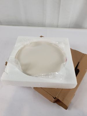 un bol blanc posé sur une boîte en carton, sur une table