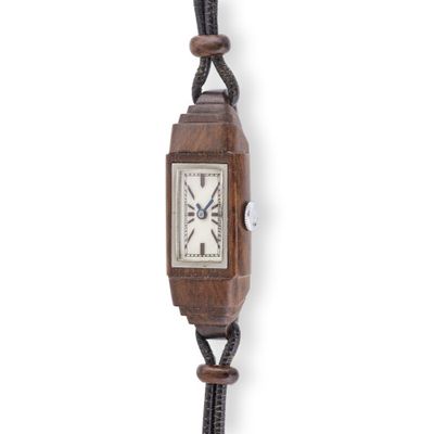 une photo d'une montre-bracelet en bois entourée d'une corde