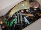 une boîte remplie d'outils, avec une banane dedans