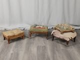 quatre meubles posés sur un parquet, à côté d'un rideau blanc