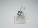 une bague posée sur un socle blanc
