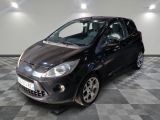 la photo d'une voiture noire garée dans un garage