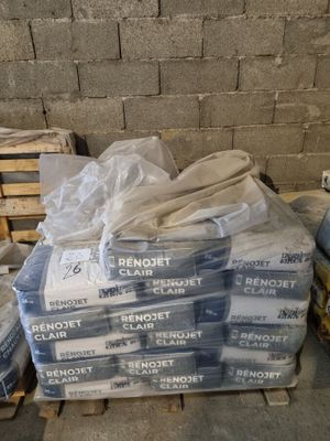 un tas de cartons et de palettes posés sur une palette