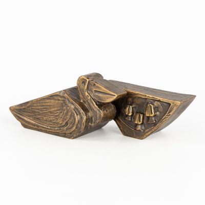 sculpture en bronze représentant un oiseau et un nichoir sur fond blanc