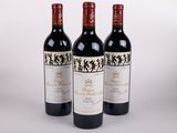 trois bouteilles de vin rouge posées côte à côte sur une table