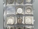 un gros plan d'une vitrine contenant diverses pièces de monnaie