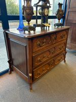 Commode dite " Parisienne" en bois naturel mouluré et sculpt… (photo 4)