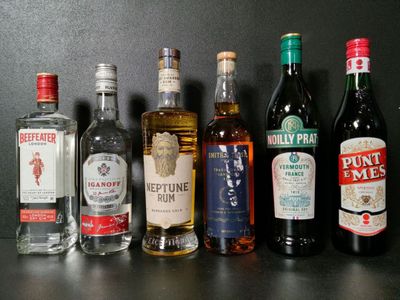 Lot de 6 bouteilles de spiritueux composé de : 2 Vermouths, … - Photo 1