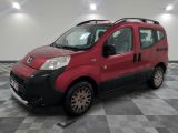 une photo d'une petite camionnette rouge garée dans un garage