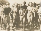 un groupe d'hommes et de femmes nus, debout devant un groupe d'hommes