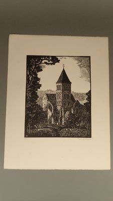 une photo d'une photo d'une église accrochée au mur