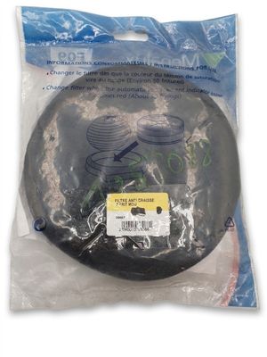 un gros plan sur un sac en plastique contenant un objet noir
