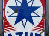 une vieille enseigne « azzur » accrochée sur le côté d'un immeuble