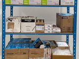 un chariot chargé de cartons dans un entrepôt
