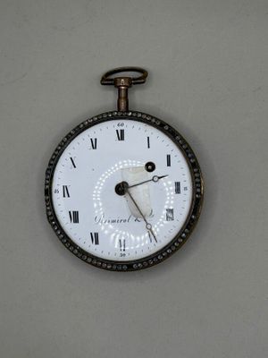 une horloge accrochée au mur et comportant des chiffres romains