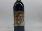 une vieille bouteille de vin posée sur une table