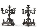 deux bougies posées sur une table