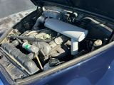 un petit moteur dans le coffre d'une voiture bleue