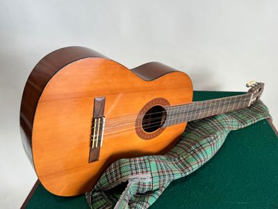 une guitare posée sur un livre