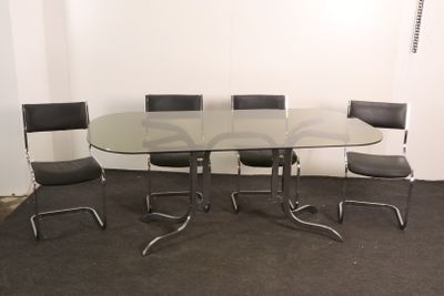 une table en verre entourée de chaises dans une pièce