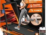 La femme court sur le tapis de course devant la boîte.