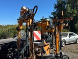 un camion garé à côté de plusieurs voitures