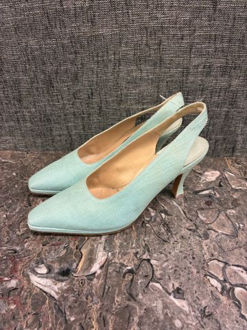 SIDONIE LARIZZI   Paire d’escarpins en toile vert d’eau. Taille :...