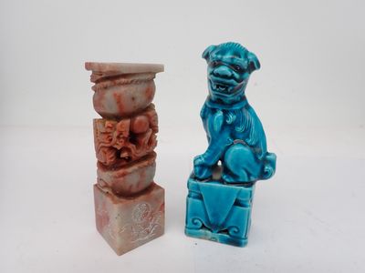paire de figurines chinoises en faïence bleue représentant un chien et un lion