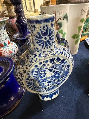 de nombreux vases posés sur une table