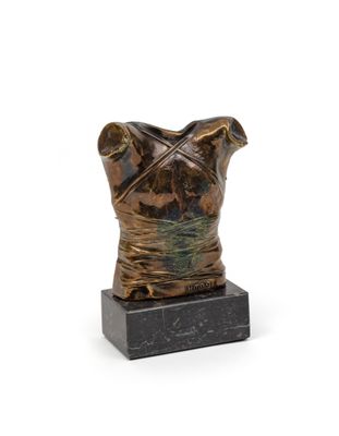 sculpture représentant le buste d'une femme, posée sur un socle en marbre, sur fond blanc