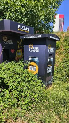 un Pizza Hut situé au milieu de buissons