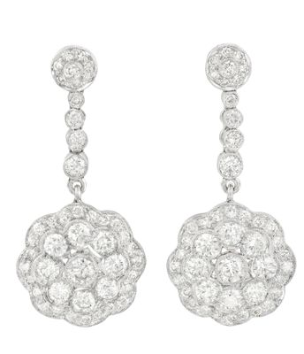 une paire de boucles d'oreilles en or blanc et diamants