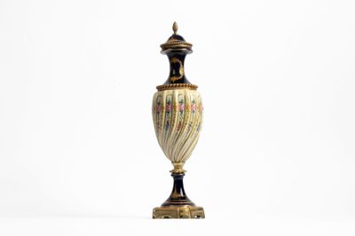 Vase en céramique émaillé polychrome, la panse torsadée à dé… - Photo 1