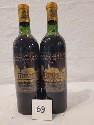 deux bouteilles de vin posées sur une table, à côté d'une étiquette de prix