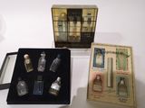 une boîte de parfums posée sur une table à côté d'une autre boîte de parfums