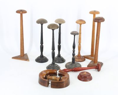 de nombreux types de maillets en bois sur fond blanc