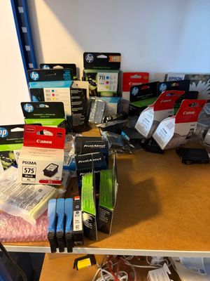 de nombreux appareils électroniques de toutes sortes sur la table