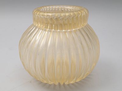 un vase en verre posé sur une table
