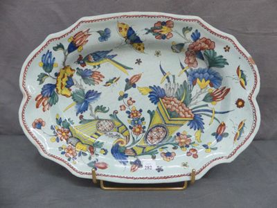 l'image d'une assiette décorative ornée de fleurs et d'oiseaux