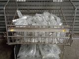de nombreux sachets d'argent rangés dans une cage métallique